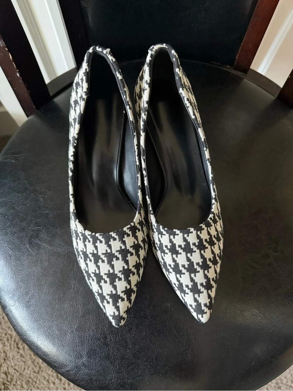 Pointed-Toe Houndstooth Pumps - Black & White